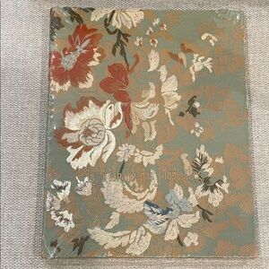 💯 AUTHENTIC Gucci “Le Monde est Merveilleux” Floral Decorative Book (Sealed)